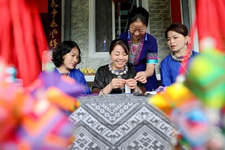 巧手编织吉祥花，指尖传承非遗美