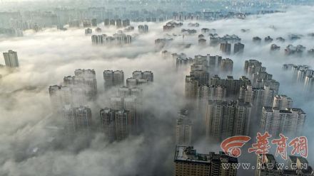 西安现罕见平流云恍如人间仙境 晨光中楼宇若隐若现 西安现罕见平流云恍如人间仙境 晨光中楼宇若隐若现