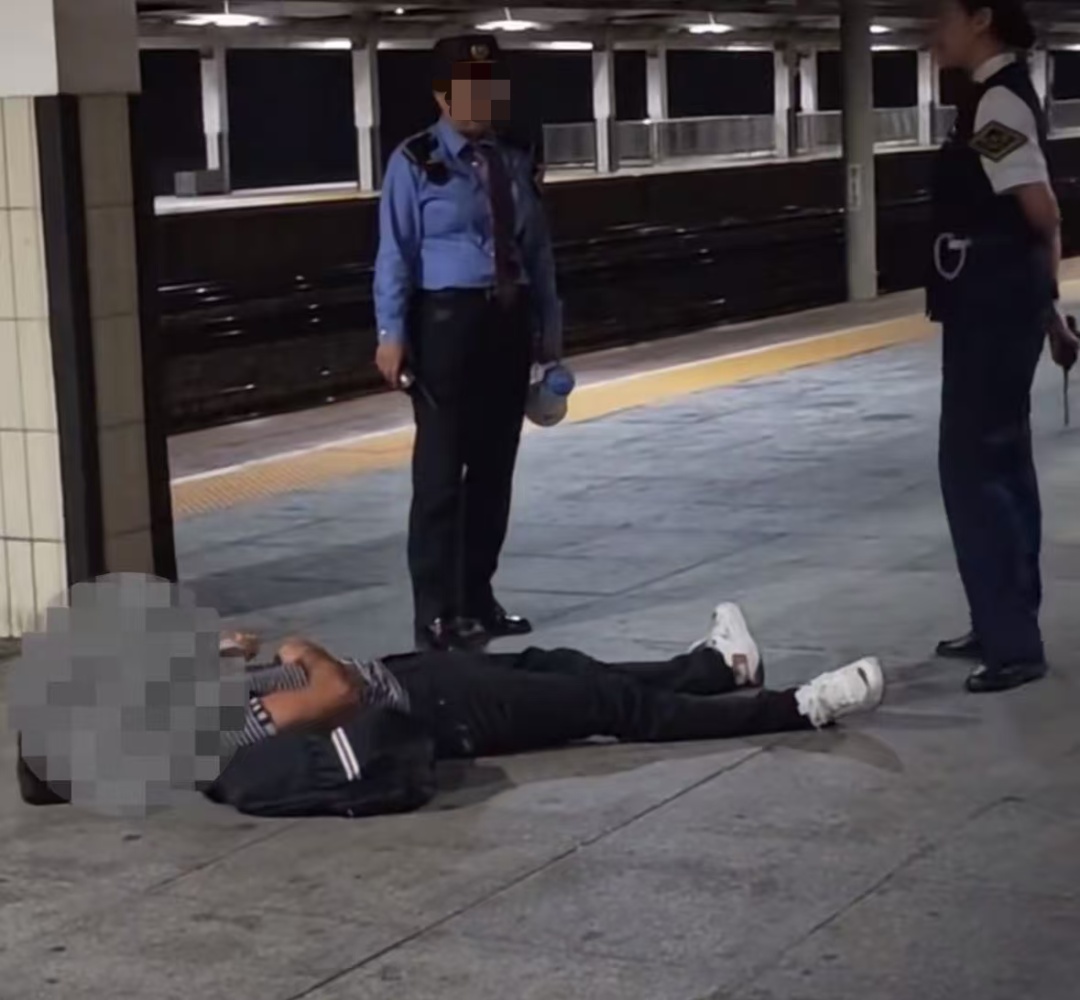 被女乘务员拍了一下肩，男性乘客要报警：不验伤我就躺这儿！官方通报