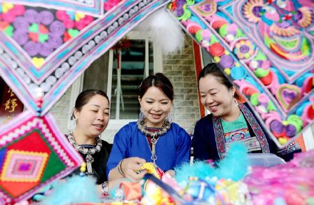 巧手编织吉祥花，指尖传承非遗美