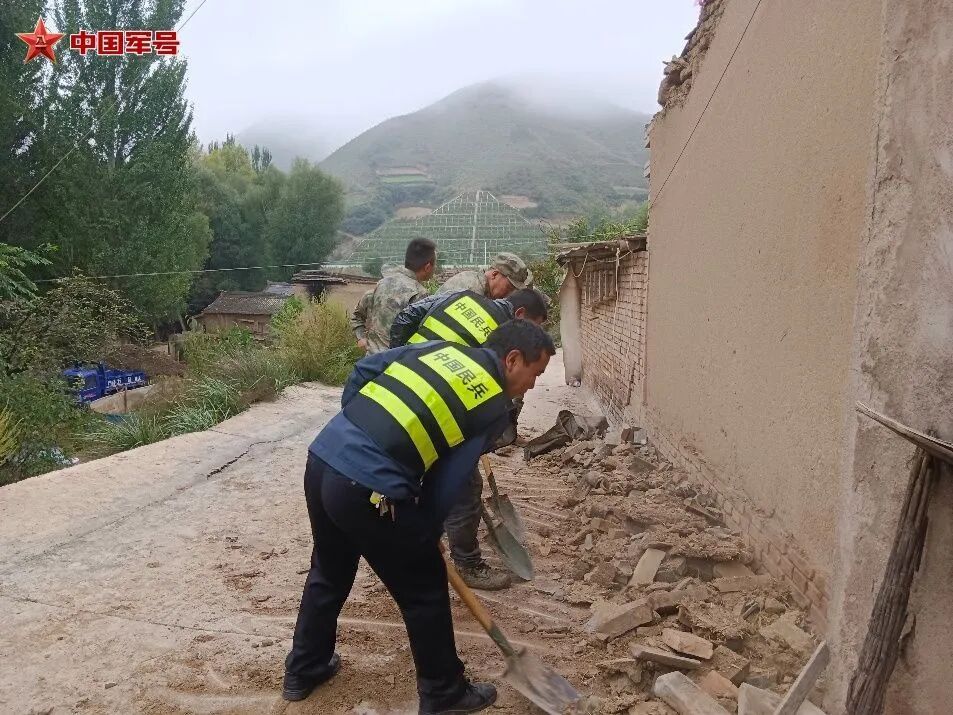 甘肃陇西发生5.6级地震 子弟兵紧急赶赴灾区