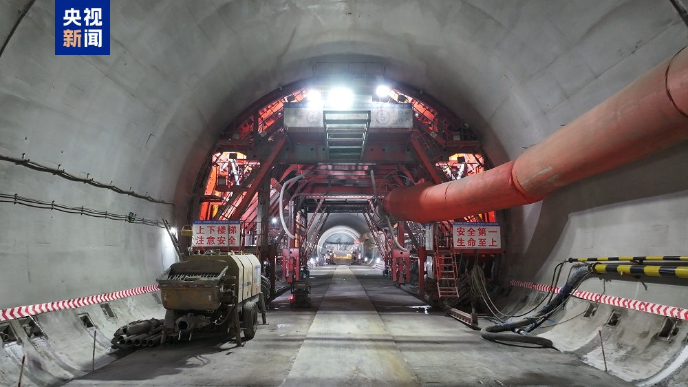 成渝中线高铁缙云山隧道贯通 两地旅行时间再缩短