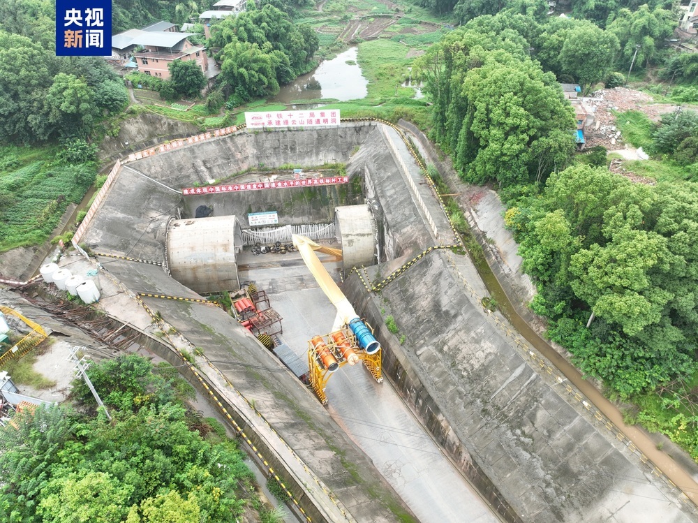 成渝中线高铁缙云山隧道贯通 两地旅行时间再缩短