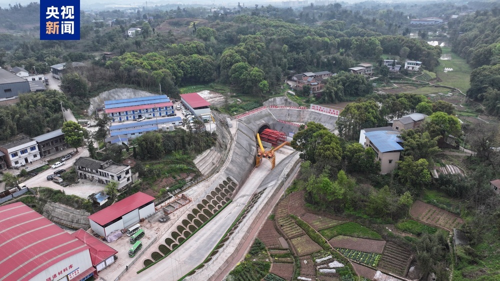 成渝中线高铁缙云山隧道贯通 两地旅行时间再缩短