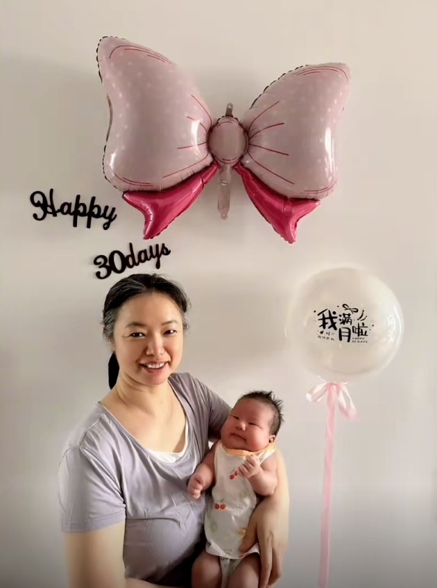 月嫂下户当天偷偷塞红包，宝妈发现后→