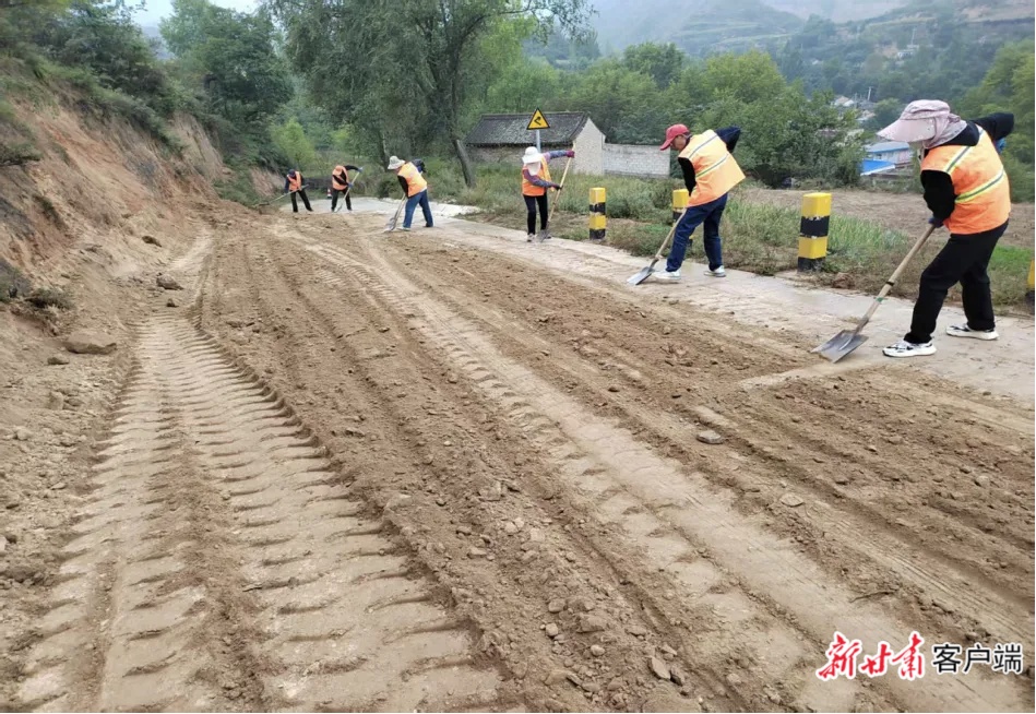 定西境内普通国省干线、高速公路运行正常，涉及铁路线逐步恢复运行