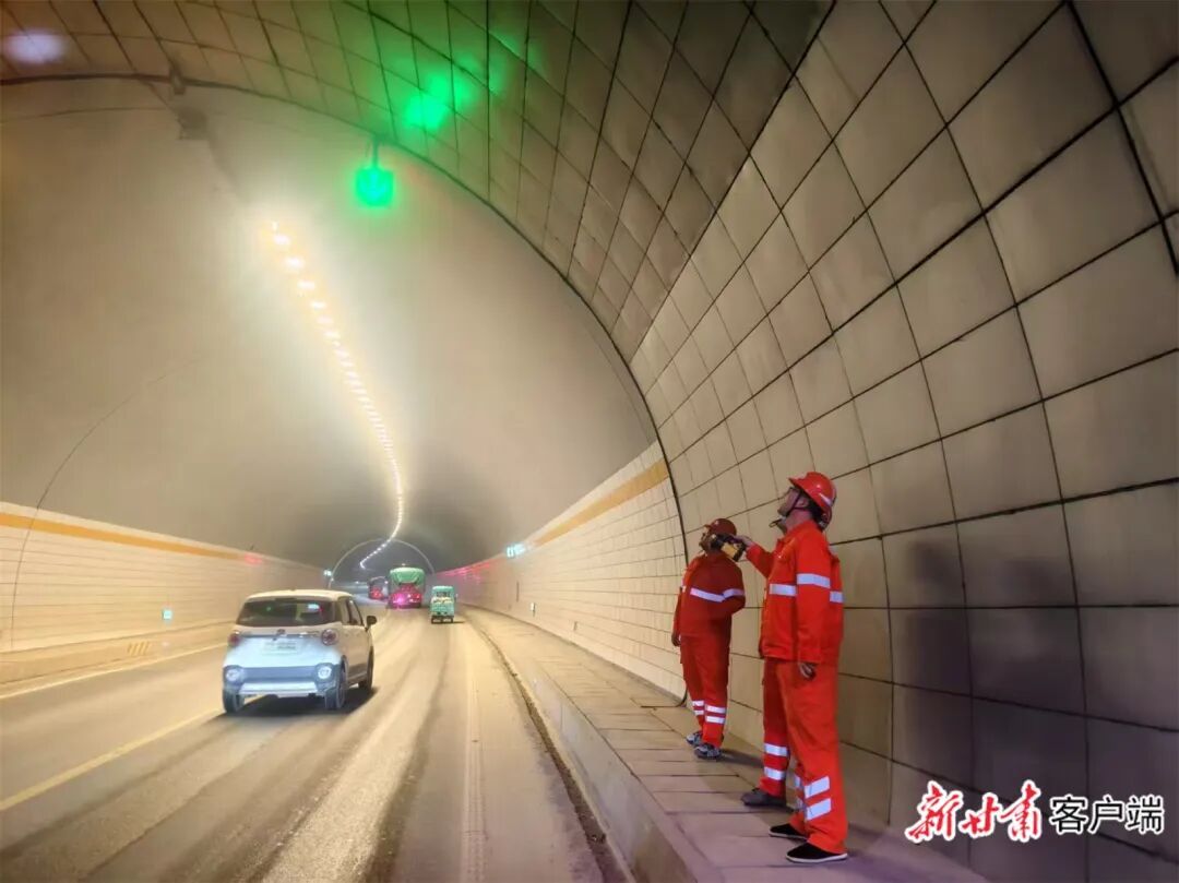 定西境内普通国省干线、高速公路运行正常，涉及铁路线逐步恢复运行