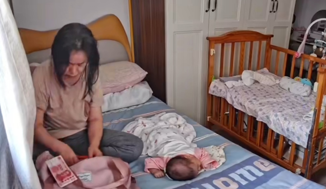 月嫂下户当天偷偷塞红包，宝妈发现后→