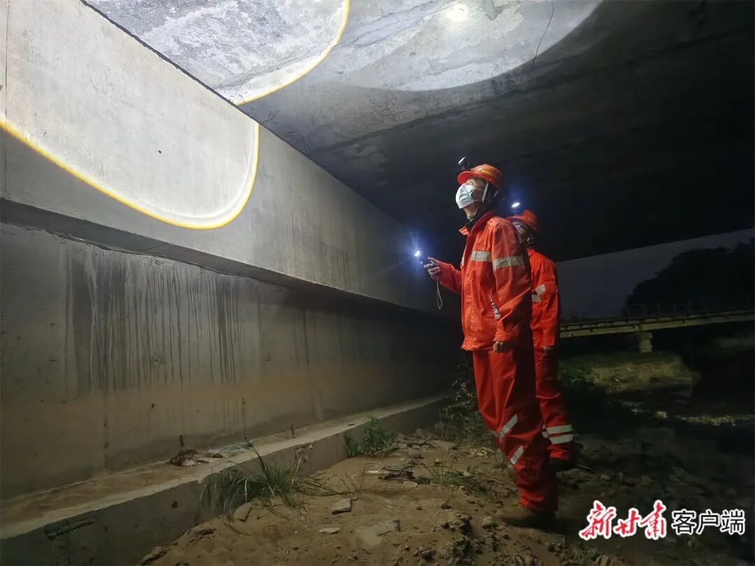定西境内普通国省干线、高速公路运行正常，涉及铁路线逐步恢复运行