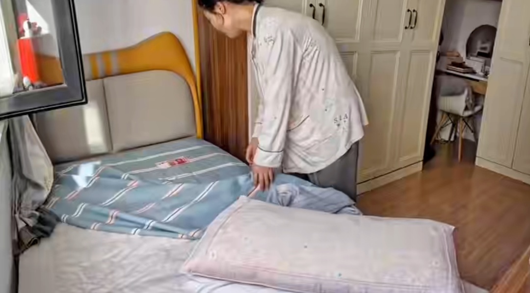 月嫂下户当天偷偷塞红包，宝妈发现后→