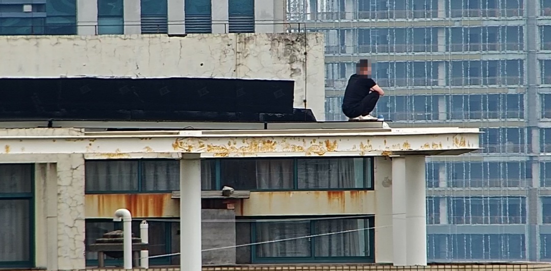 杭州一男子报警扬言准备跳楼，被行拘！