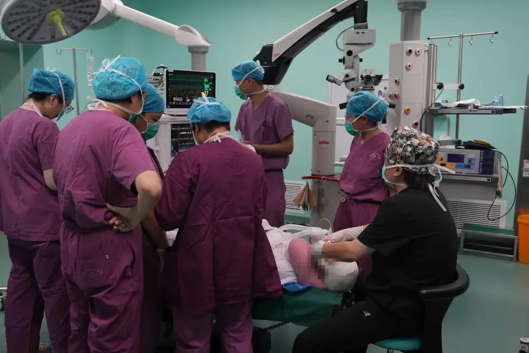 孕妇遭黑熊袭击装死脱险，头面部大面积撕裂、右眼眼球脱出