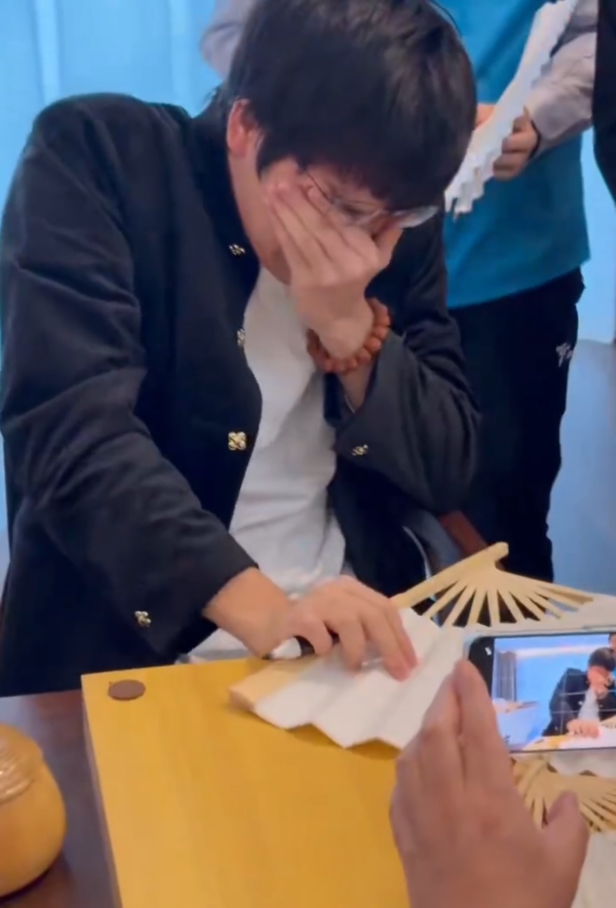 柯洁卫冕棋圣！激动落泪！