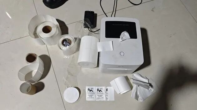 山东妈妈送孩子上学发现后视镜被贴，当场举报！