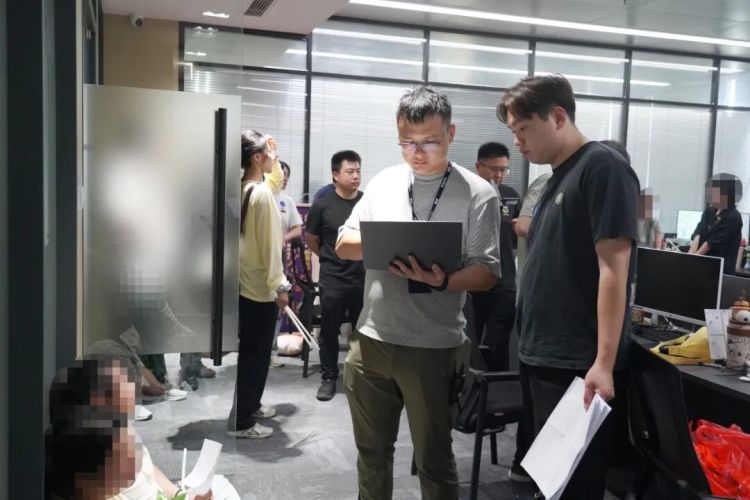 “玄学大师” 栽了！骗3000多人2000余万，被问“算到自己被抓吗”时只有苦笑