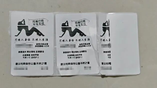 山东妈妈送孩子上学发现后视镜被贴，当场举报！