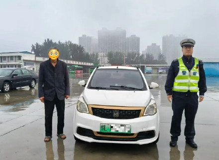 76岁大爷无证驾驶一年多 闯红灯265次