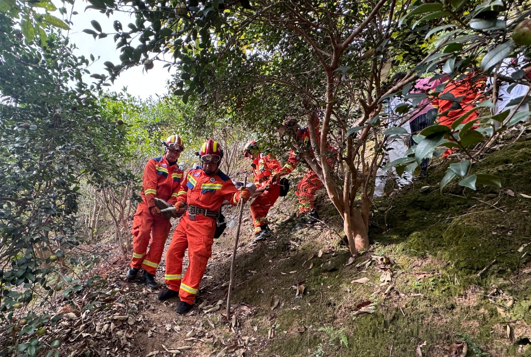 遭遇板栗“陷阱”！七旬老人被众人抬下山