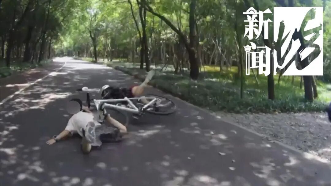 惊险一幕曝光！沪一骑车人"高速"遭遇"回头杀"，瞬间飞了出去…