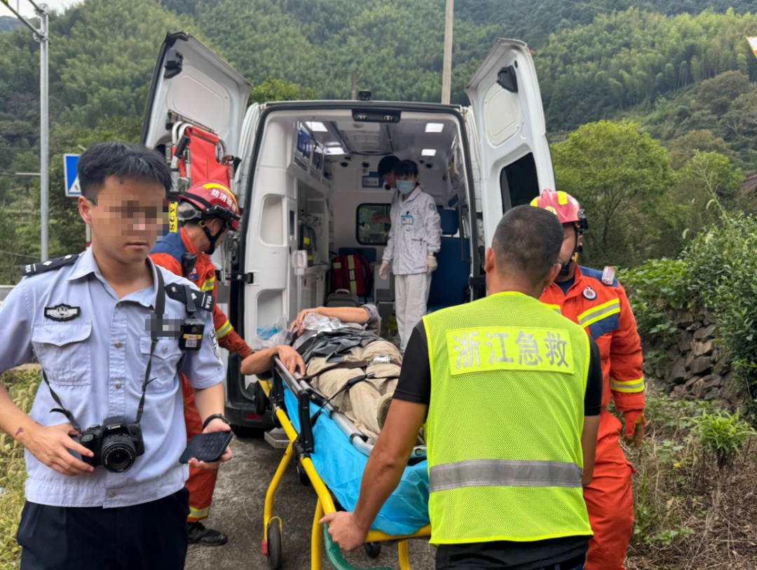 遭遇板栗“陷阱”！七旬老人被众人抬下山