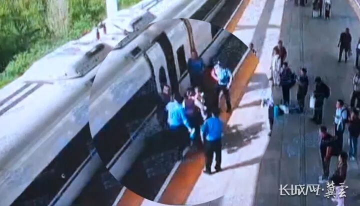 危急2分钟！幼童坠入高铁站台缝隙……