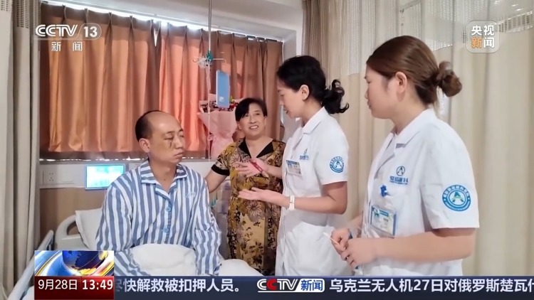 钢筋突然击碎玻璃 公交司机“盲驾”保全乘客 钢筋突然击碎玻璃 公交司机“盲驾”保全乘客