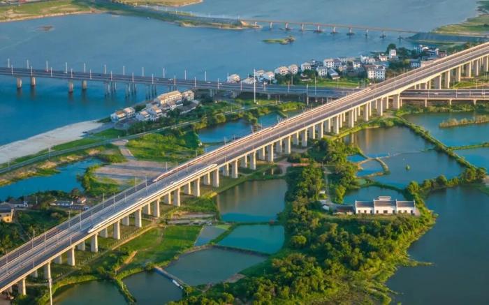 铁路国庆中秋假期运输明日启动，预计发送旅客2.19亿人次