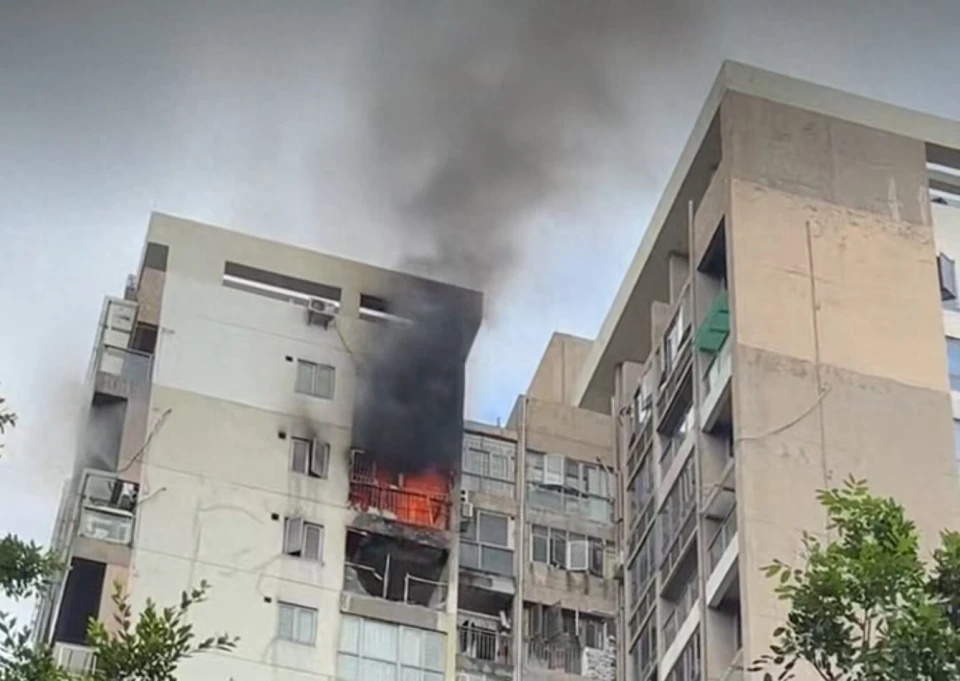 深圳一小区高层住宅发生大火！救出1名被困群众，疏散10人