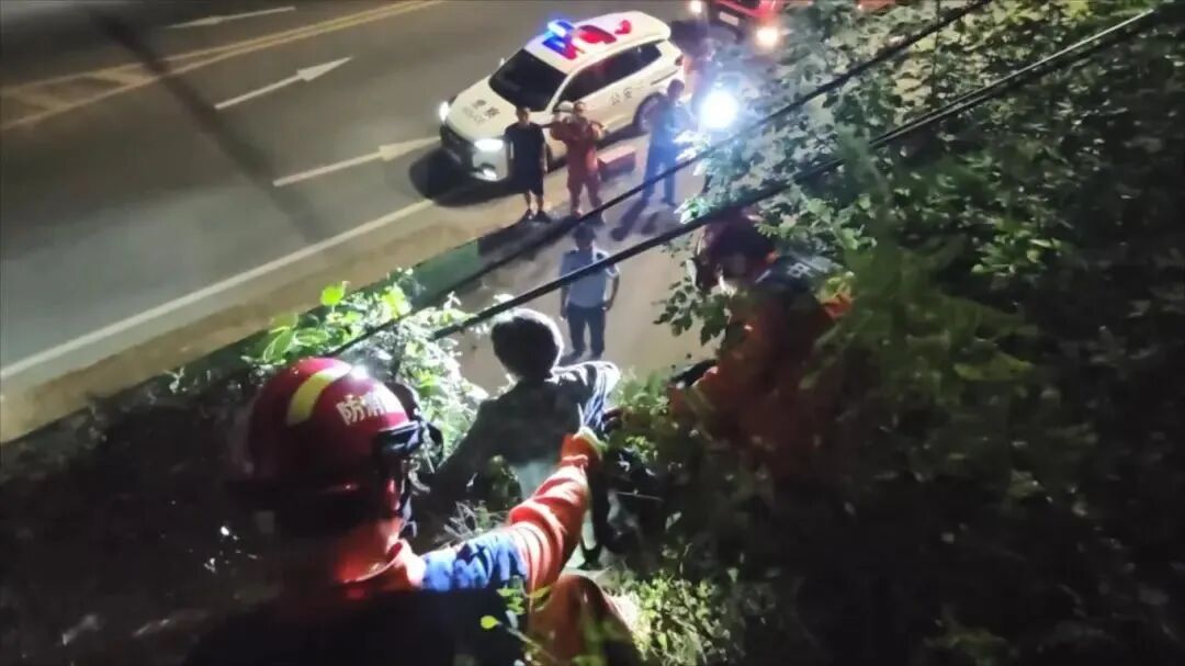 遭遇板栗“陷阱”！七旬老人被众人抬下山