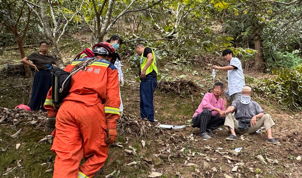 遭遇板栗“陷阱”！七旬老人被众人抬下山