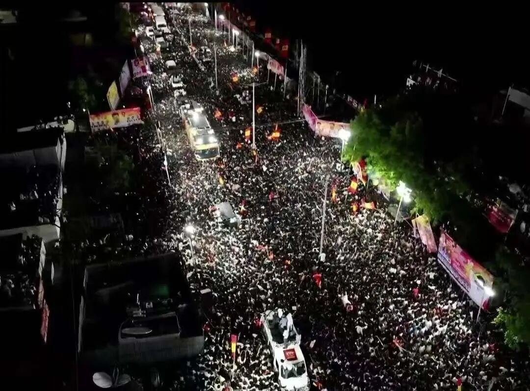 印度南部3万人政治集会发生踩踏,至少36人死亡40多人受伤,莫迪发文哀悼 印度南部3万人政治集会发生踩踏,至少36人死亡40多人受伤,莫迪发文哀悼