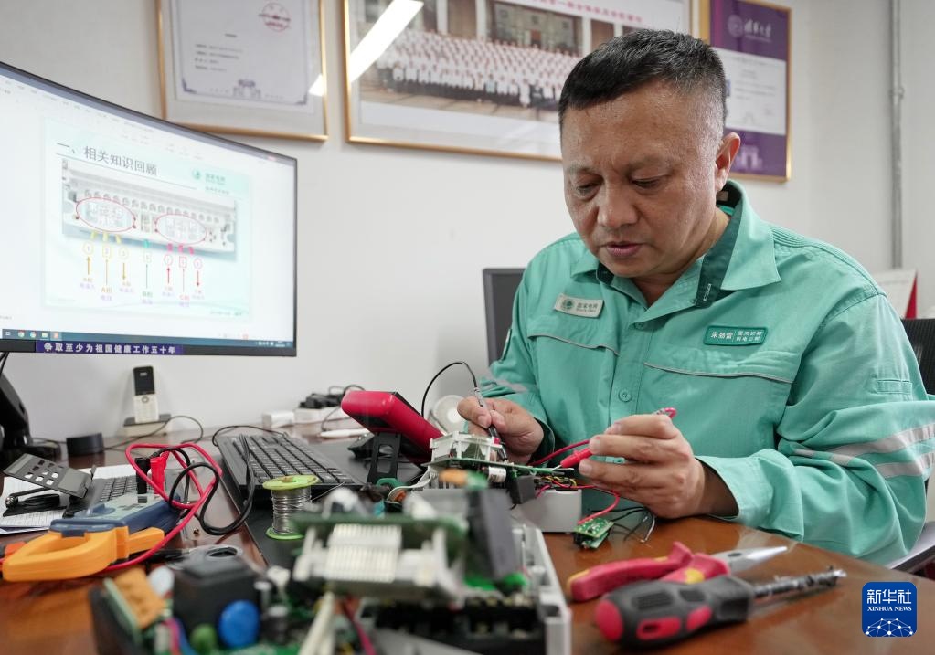 图片故事丨“大国工匠”朱劲雷：专业专注的“电网卫士”