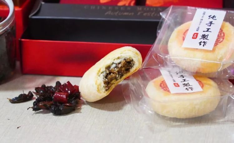 月饼家族“扩员”，有人把蟋蟀做成了月饼馅！网友：蟑螂月饼不远了！