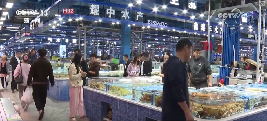团圆餐桌添足“鲜味” 节前走市场看假日“菜篮子”“果盘子”新趋势