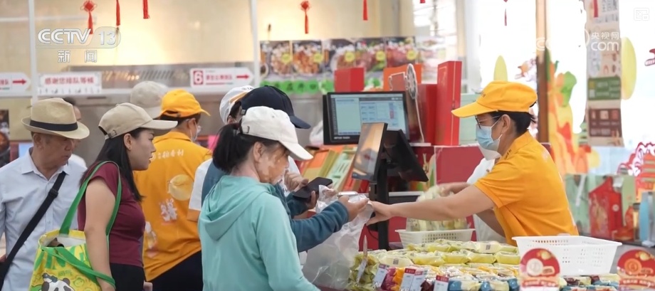 团圆餐桌添足“鲜味” 节前走市场看假日“菜篮子”“果盘子”新趋势