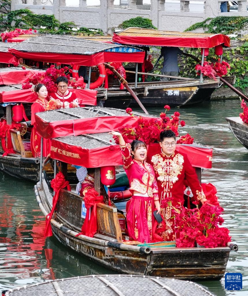 江苏苏州:水乡集体婚礼 见证甜蜜人生 江苏苏州:水乡集体婚礼 见证甜蜜人生