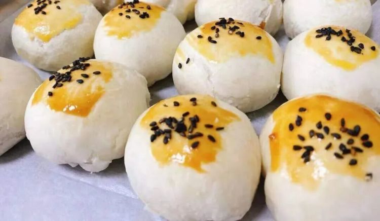 月饼家族“扩员”，有人把蟋蟀做成了月饼馅！网友：蟑螂月饼不远了！