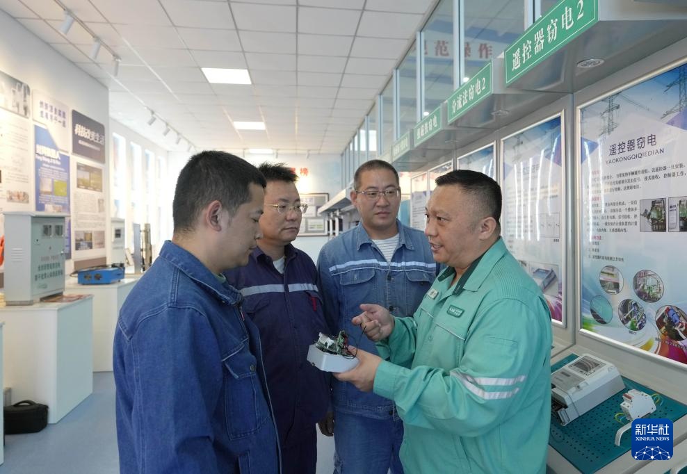 图片故事丨“大国工匠”朱劲雷：专业专注的“电网卫士”