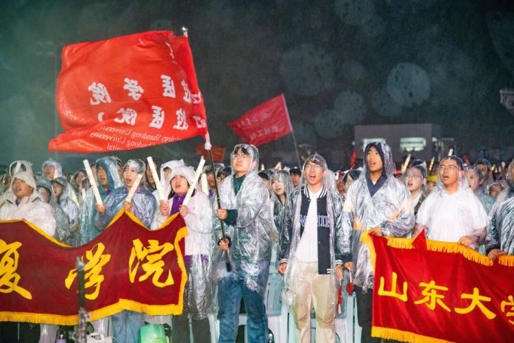 讲话突降大雨！校长多次婉拒学生打伞，名场面又来了