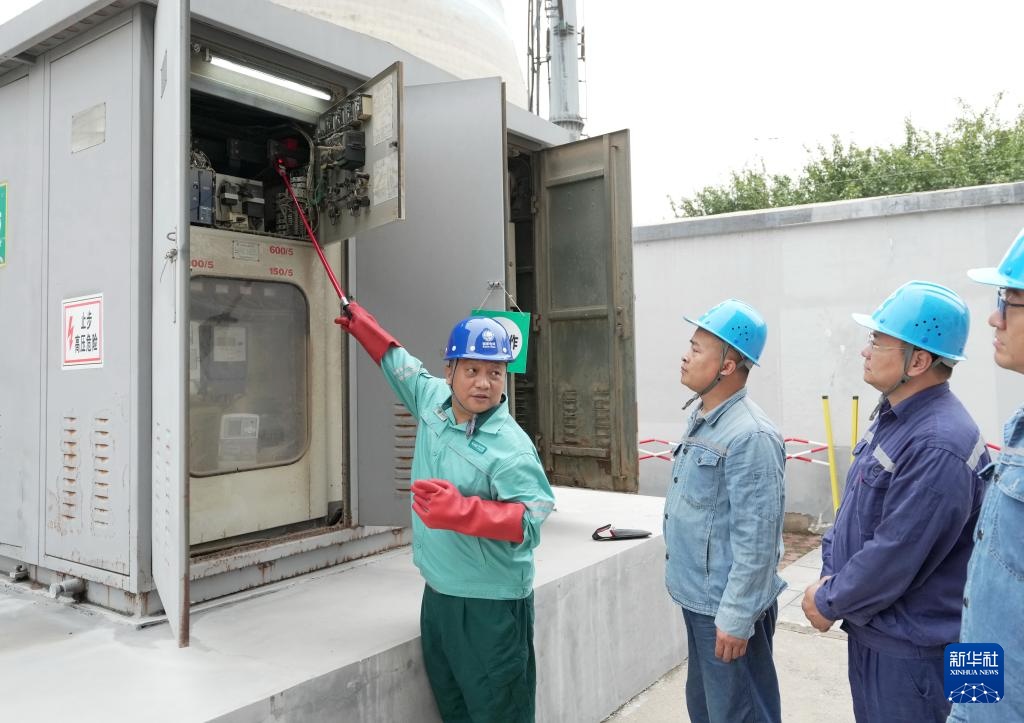 图片故事丨“大国工匠”朱劲雷：专业专注的“电网卫士”