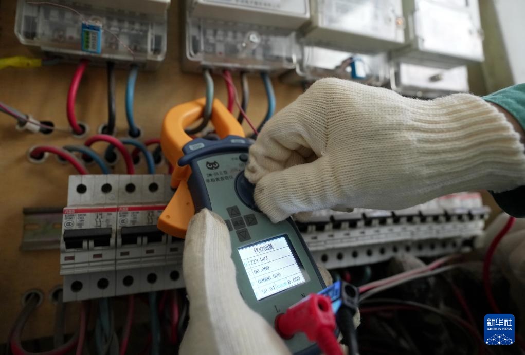 图片故事丨“大国工匠”朱劲雷：专业专注的“电网卫士”