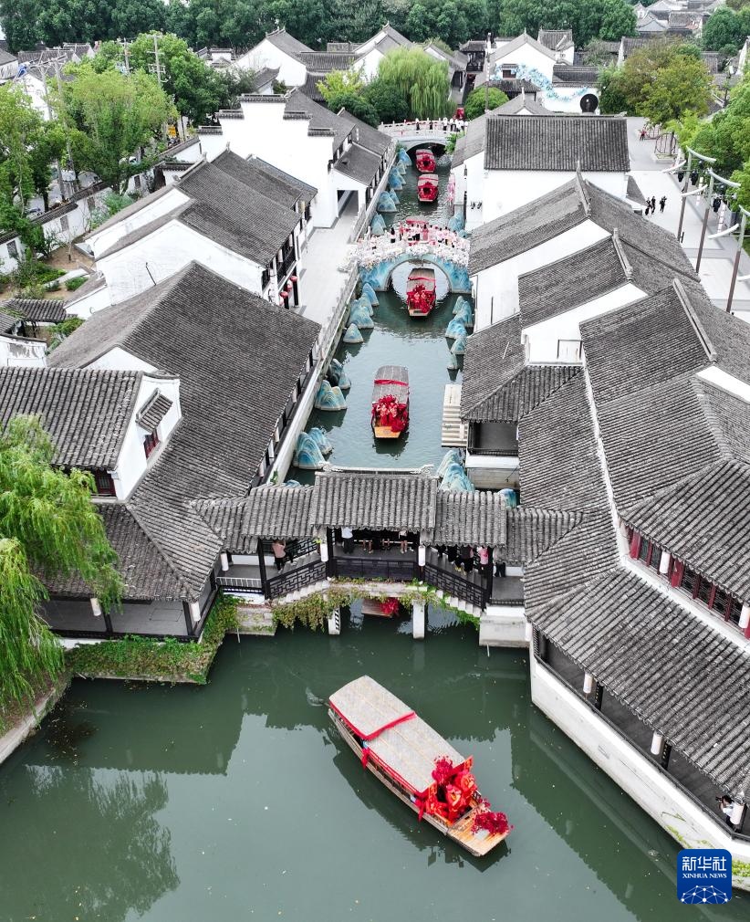 江苏苏州:水乡集体婚礼 见证甜蜜人生 江苏苏州:水乡集体婚礼 见证甜蜜人生