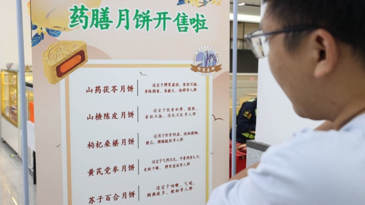 月饼家族“扩员”，有人把蟋蟀做成了月饼馅！网友：蟑螂月饼不远了！
