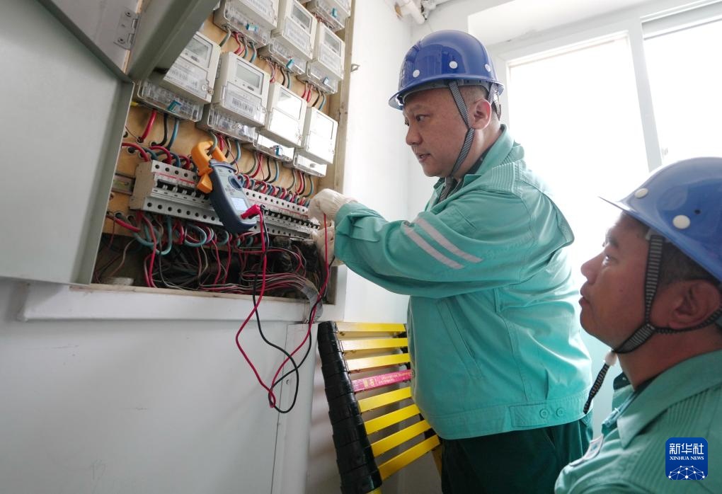 图片故事丨“大国工匠”朱劲雷：专业专注的“电网卫士”