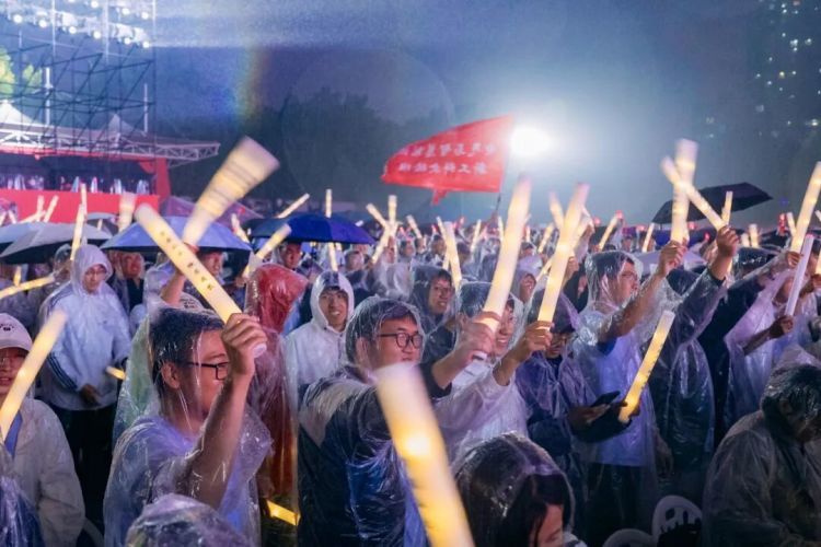 讲话突降大雨！校长多次婉拒学生打伞，名场面又来了