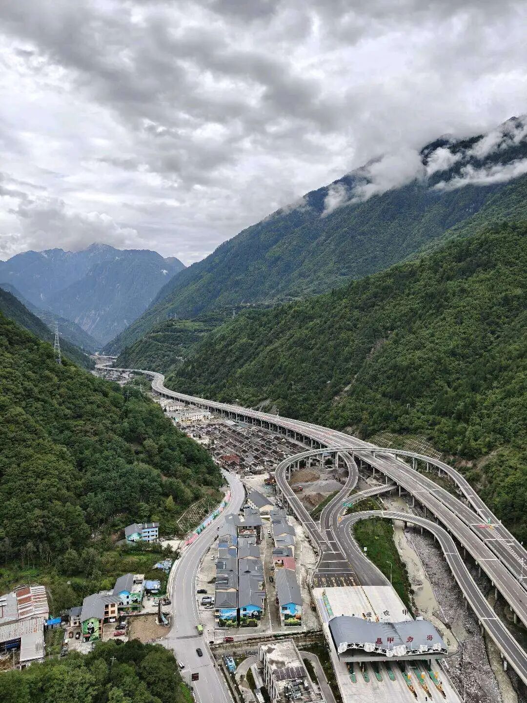 九绵高速今日全线建成通车！4小时成都直达仙境九寨沟
