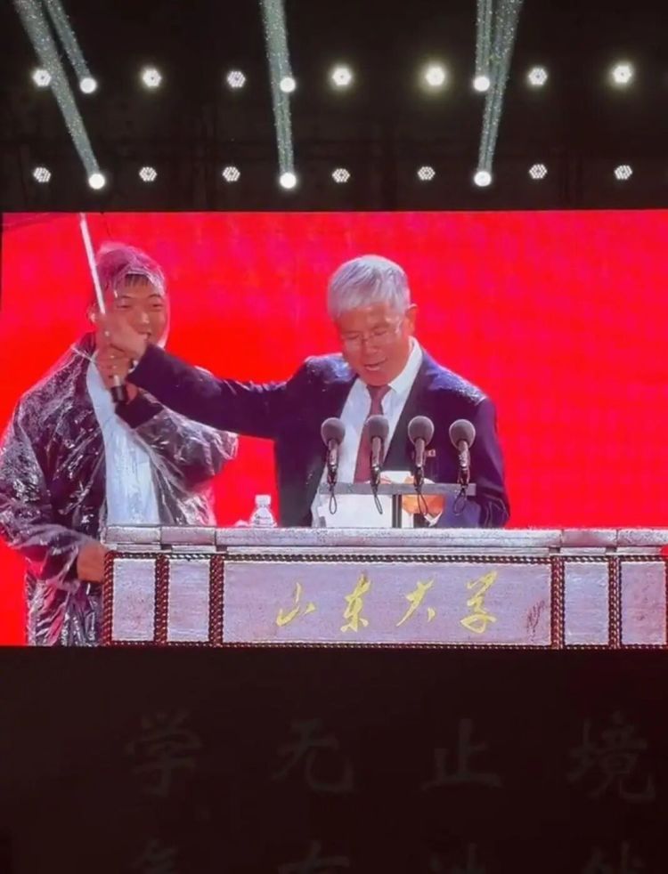 讲话突降大雨！校长多次婉拒学生打伞，名场面又来了