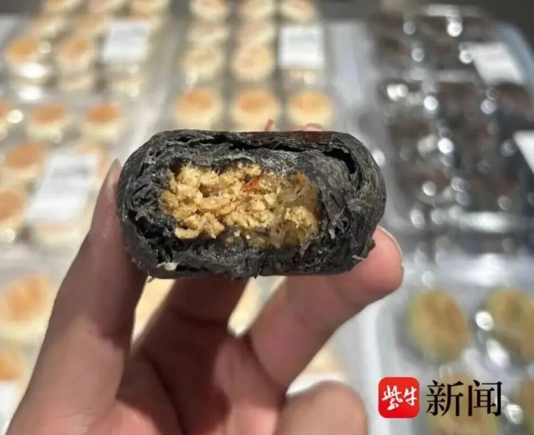 月饼家族“扩员”，有人把蟋蟀做成了月饼馅！网友：蟑螂月饼不远了！