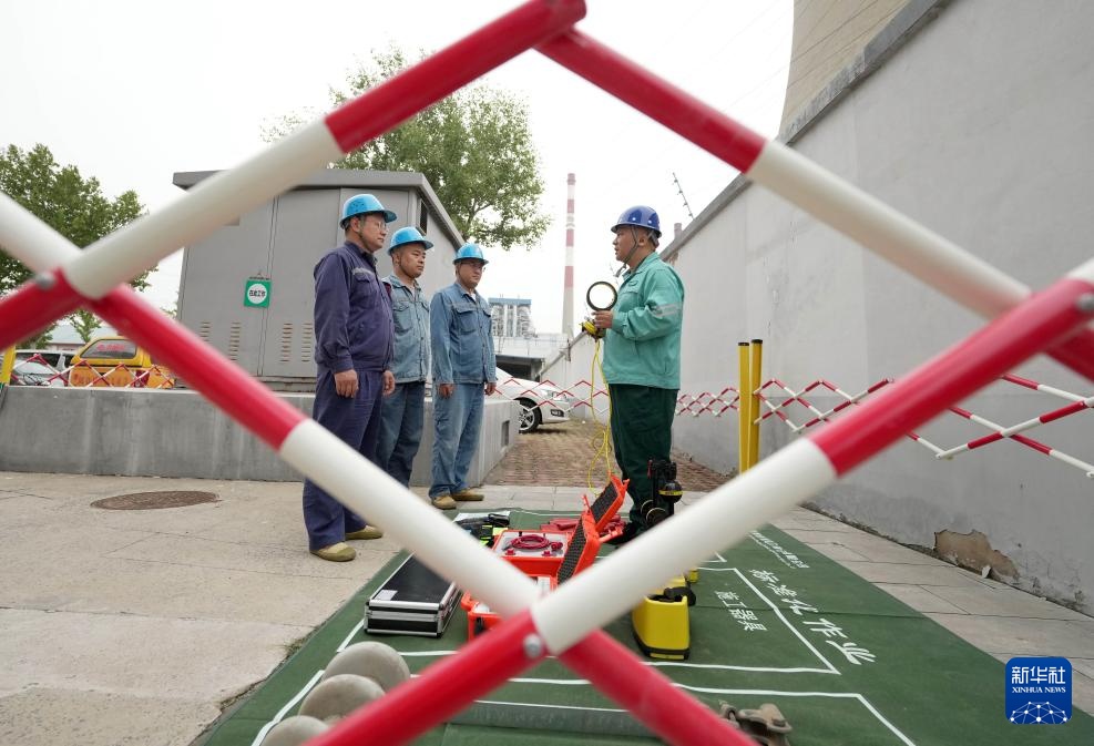 图片故事丨“大国工匠”朱劲雷：专业专注的“电网卫士”