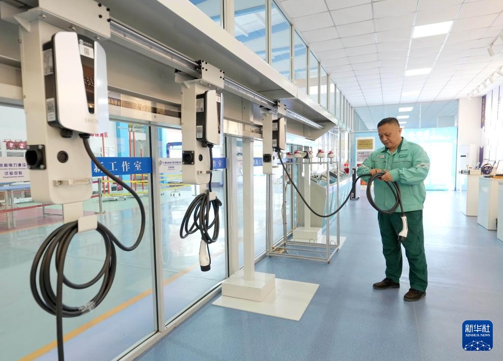 图片故事丨“大国工匠”朱劲雷：专业专注的“电网卫士”